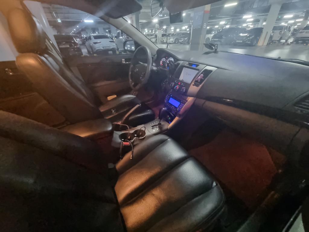 두번째. 제일중요한 엔진상태입니다. 

다른차와는 다르게 그랜저TG같은경우는 예전에 이슈가 됐었던 엔진입니다. 

꾸준히 관리를 잘해주셨음에도 불구하고 헤드실린더(산소센서) 고장으로 인한 문제가 많이 생기는 편입니다.

이러한 부분또한 사진만으로 체크하기엔 어렵기때문에 직접방문드려 

엔진상태를 체크해야합니다.