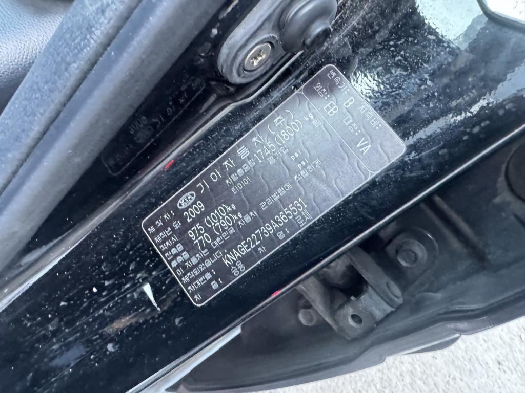 그 후 말소된 차량을 저희는 해외 거래처로 수출을 합니다.

일반적으로 로로,컨테이너 두가지 종류로 해외로 수출을 하는편입니다만

운송비에 따라 로로작업을 할지 컨테이너에 차량을 쇼링작업하여 수출을 할지 정하는 편입니다!

나라마다 운송비가 다 달라서 매번 상황에 따라 방법이 달라집니다!