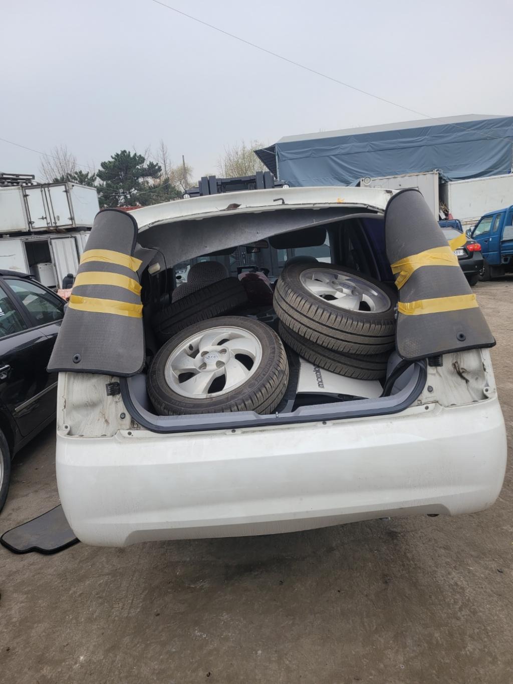 차량을 매입후

번호판을 탈착하여 말소를 진행후 손님께 완료된 말소증을 보내드립니다!

손님께서는 말소증을 받으시면 기존 유지되었던 보험을 해지하여 환급받으시면 완료가 됩니다!

소유하고계셨던 차량과는 명의적으로 끝난셈이 된거죠. 

여기까지가 일반적으로 알고계시는 진행상황입니다!